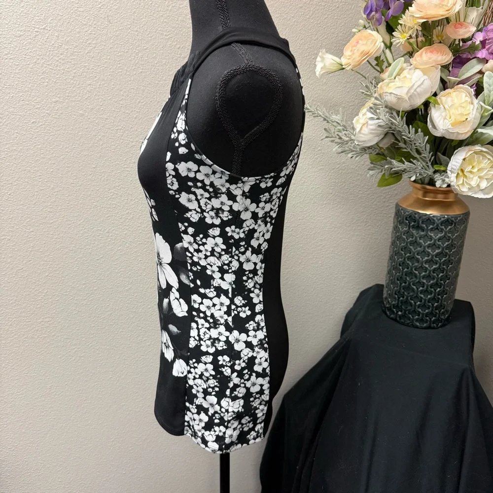 White House Black Market Floral Halter Top XXS | Black White Sleeveless Blouse - Picture 3 of 7